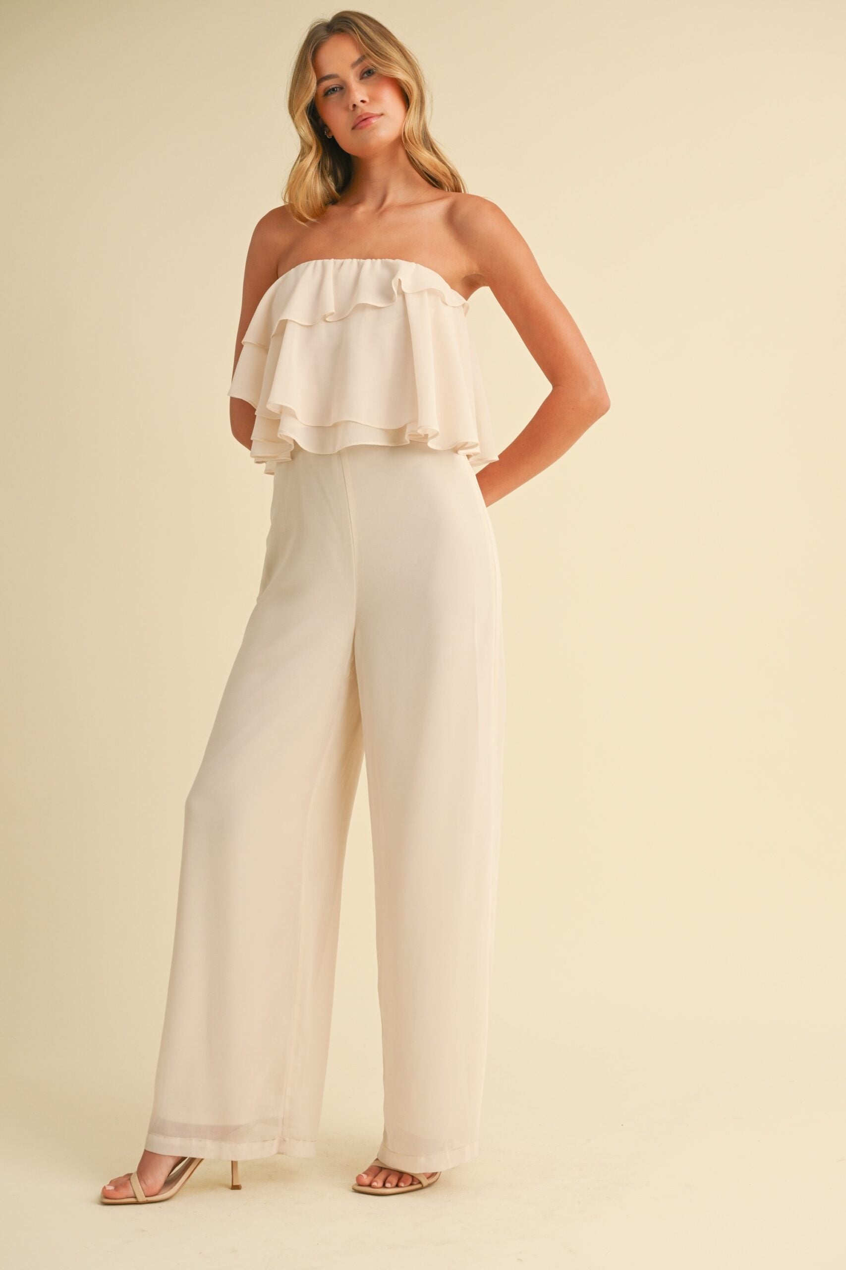 Jumpsuit strapless de chifón con volantes image 0