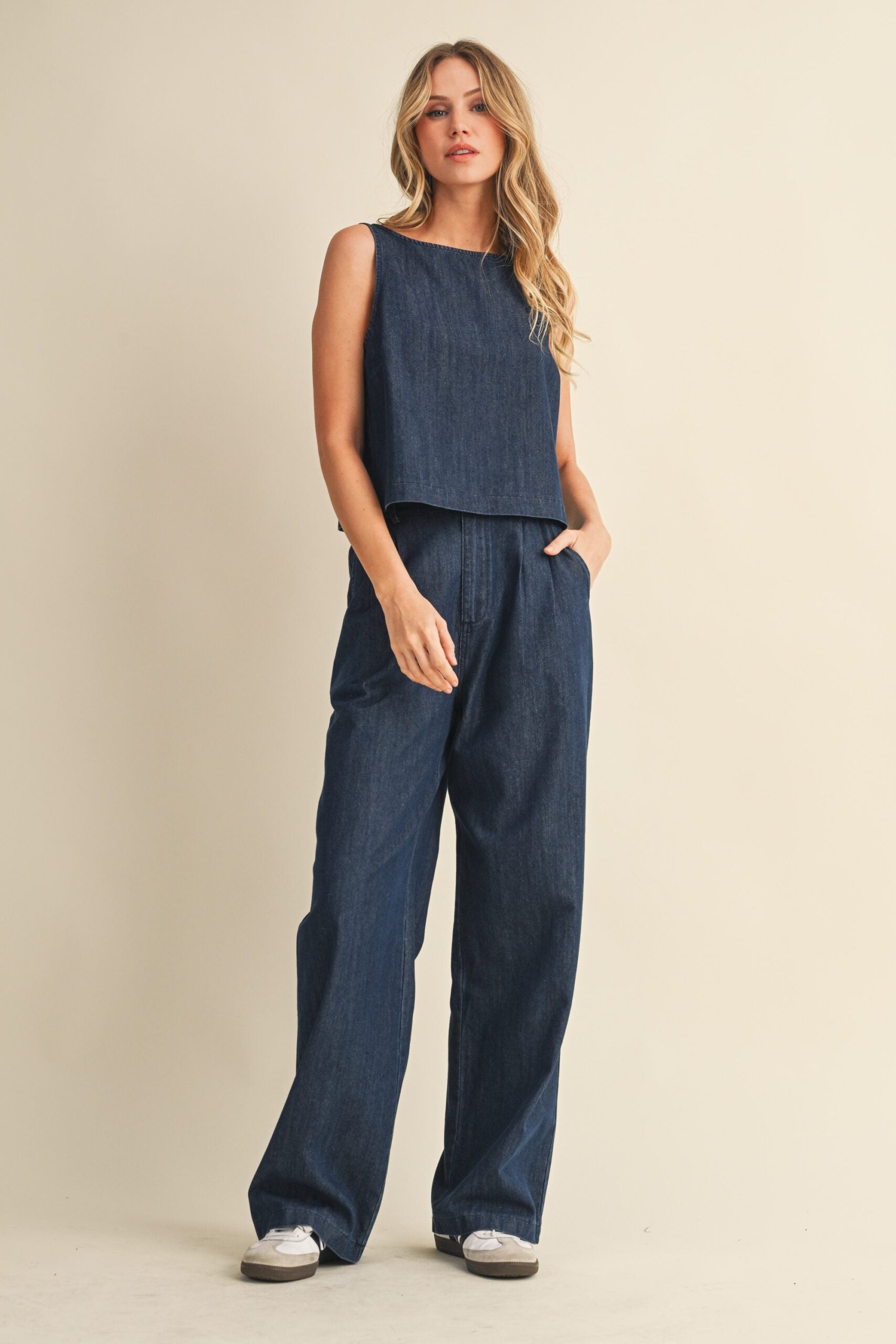 Conjunto de camisa sin mangas y pantalón de mahón image 0