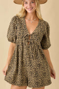 Romper de mezclilla con estampado de leopardo, pliegues y lazo frontal image 0