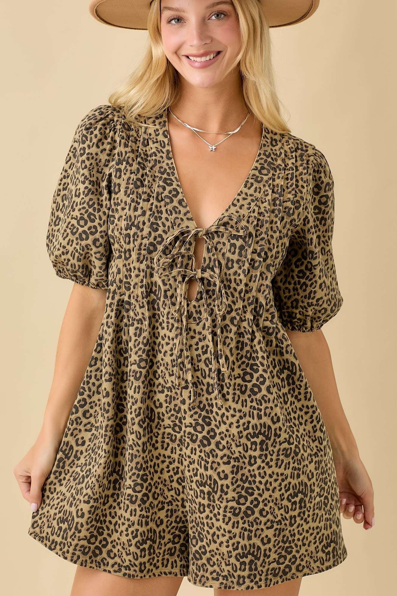 Romper de mezclilla con estampado de leopardo, pliegues y lazo frontal image 0