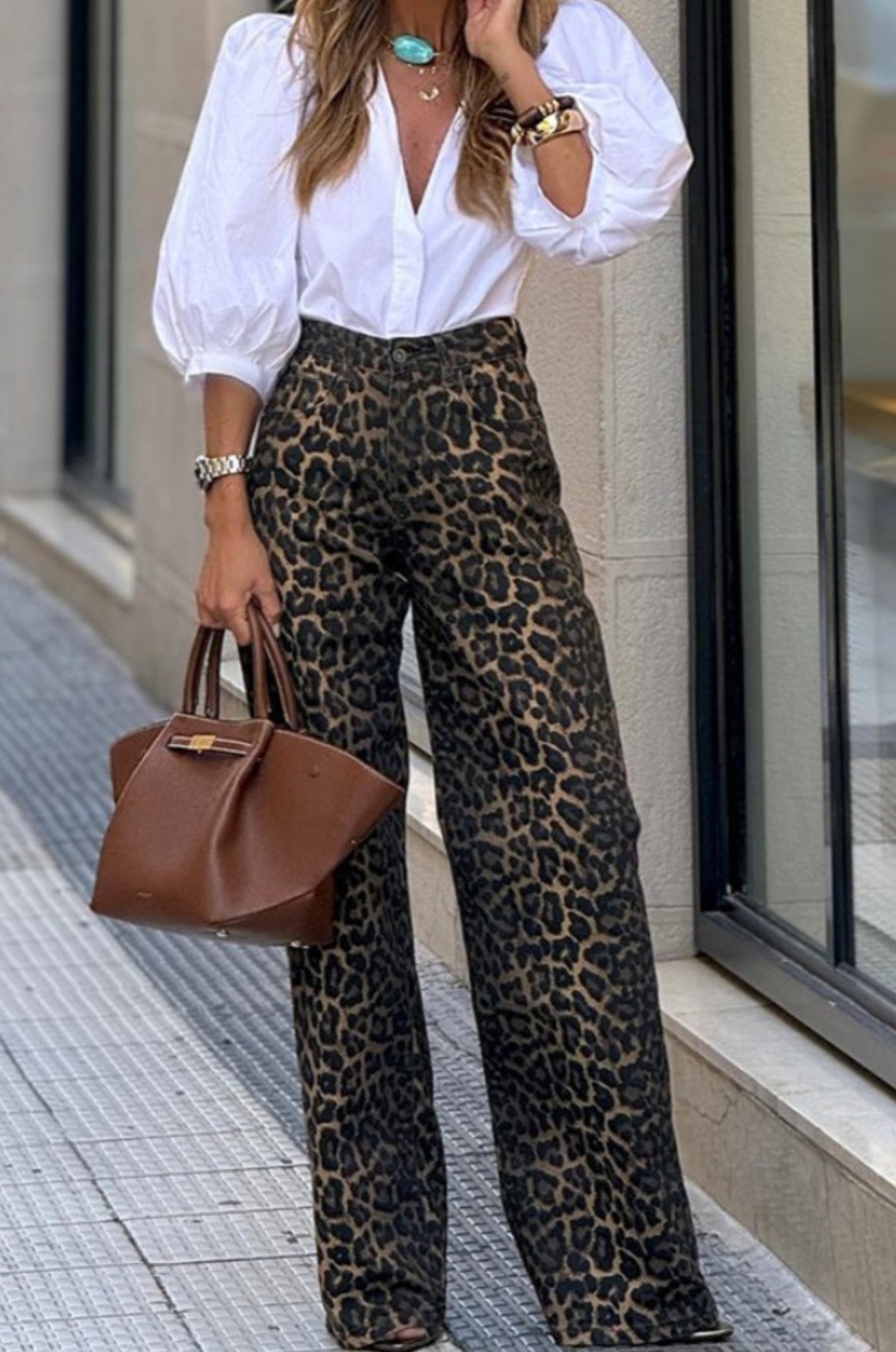 Pantalones rectos de denim con estampado de leopardo image 0