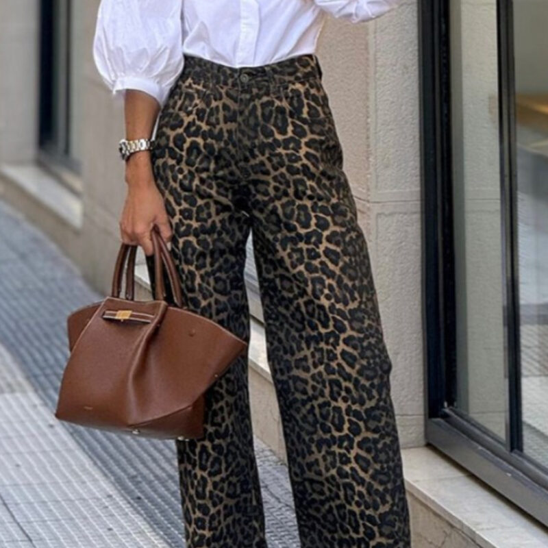 Pantalones rectos de denim con estampado de leopardo